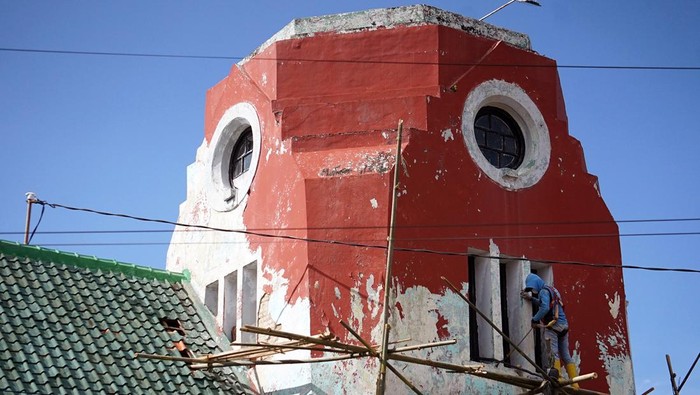 Pekerja memperbaiki tembok menara kembar di Lapas Kelas IIA Kota Pekalongan, Jawa Tengah, Senin (26/2/2024). Pihak lapas Pekalongan merevitalisasi menara kembar gedung yang dibangun tahun 1913 sebagai upaya pelestarian cagar budaya.