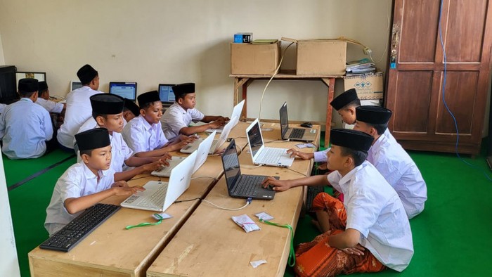 Santri Mengikuti Ujian Kesetaraan