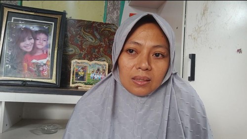 Suyanti, ibu Bintang Balqis Maulana, santri asal Banywuangi yang tewas dianiaya di Kediri.