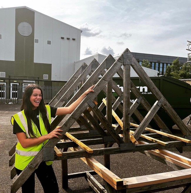 Wanita 21 tahun itu pun menunjukkan penampilannya ketika sedang bekerja sebagai tukang kayu dan berkompetisi dalam ajang kecantikan. Perpedaan gayanya jadi sorotan netizen. Foto: Instagram