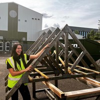 Wanita 21 tahun itu pun menunjukkan penampilannya ketika sedang bekerja sebagai tukang kayu dan berkompetisi dalam ajang kecantikan. Perpedaan gayanya jadi sorotan netizen. Foto: Instagram