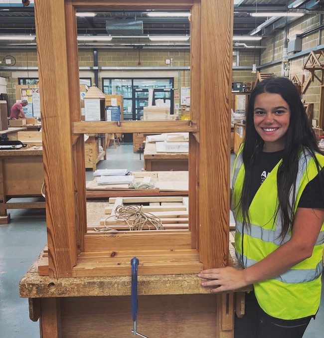 Saoire Palmer yang biasa berurusan dengan kayu dan perkakas mengaku keikutsertaannya dalam kontes kecantikan ingin membuktikan bahwa wanita bisa jadi apapun dalam dunia kerja. Foto: Instagram