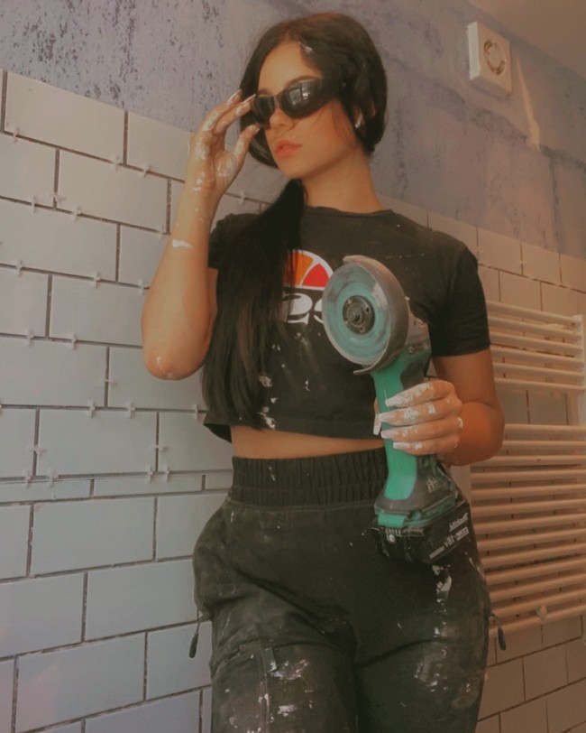 Dengan ikut Miss England, aku harap bisa mengedukasi semua orang bagaimana kita bisa melakukan pekerja yang orang pikir hanya untuk pria, walaupun kita wanita feminin. Beberapa pria bisa jadi terintimidasi karena aku punya pekerjan yang didominasi pria, tuturnya. Foto: Instagram