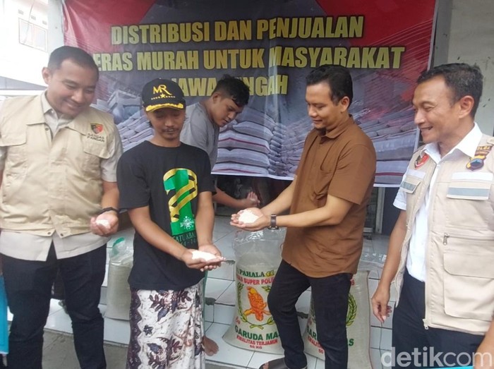 Satgas Pangan Polda Jateng menggelar operasi pasar yang menjual beras dengan harga murah di Kecamatan Pegandon, Kabupaten Kendal, Selasa (27/2/2024).