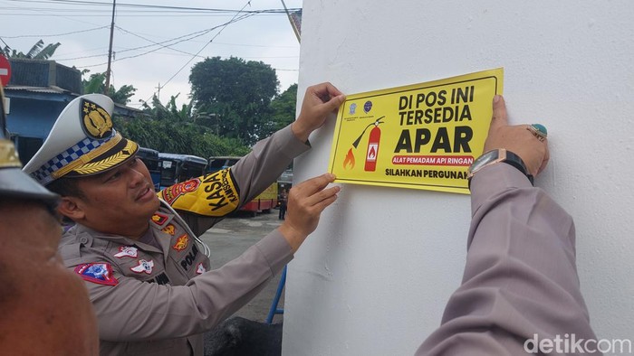 Satlantas Polresta Bogor Kota Bagi-baikan APAR ke sopir angkot cegah kebakaran.