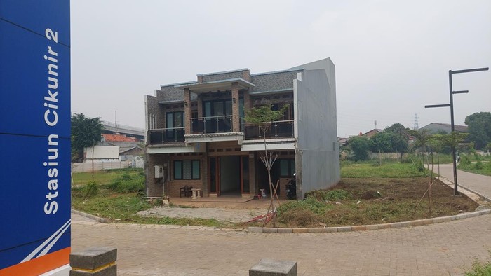 Sebuah rumah di seberang Stasiun LRT Cikunir 2/Almadinah Putri Brilian