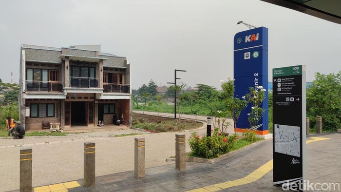 Sebuah rumah di seberang Stasiun LRT Cikunir 2/Irfan Indra Pangestu