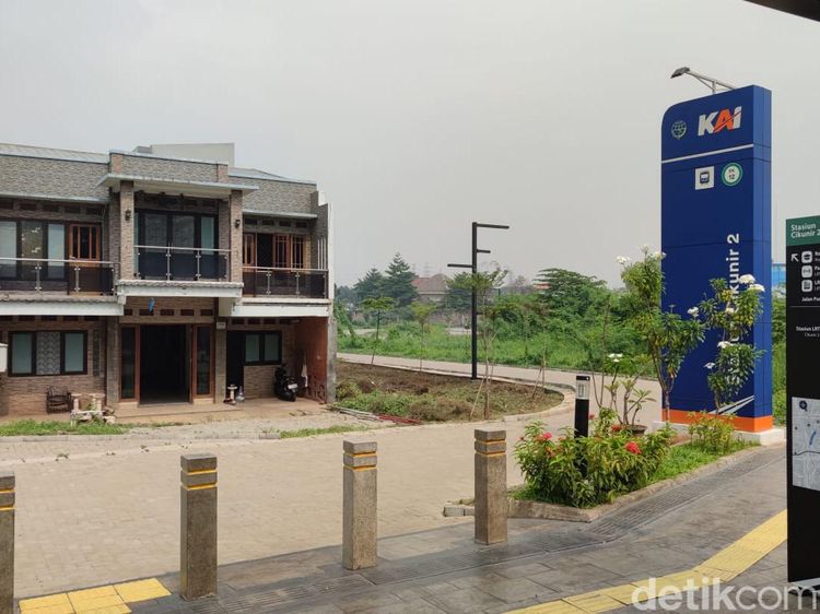 Potret Rumah Viral Ogah Digusur Dekat Stasiun LRT Cikunir, Ternyata Mau Jadi Kafe