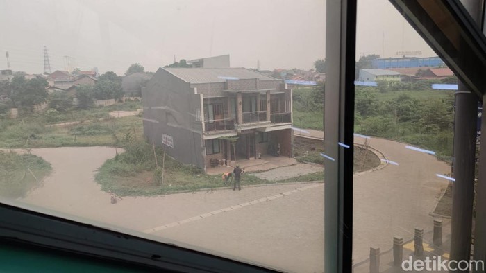 Sebuah rumah di seberang Stasiun LRT Cikunir 2/Irfan Indra Pangestu Sebuah rumah di seberang Stasiun LRT Cikunir 2/Irfan Indra Pangestu