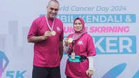 Saj Molaee, Ad-Interim Country President AstraZeneca Indonesia   dan Eva Susanti, Direktur Pencegahan dan Pengendalian Penyakit Tidak Menular Kementerian Kesehatan berfoto bersama usai mengikuti World Cancer Day 5K Amazing Run bersama AstraZeneca di Sudirman, Jakarta, Minggu (25/2/2024).