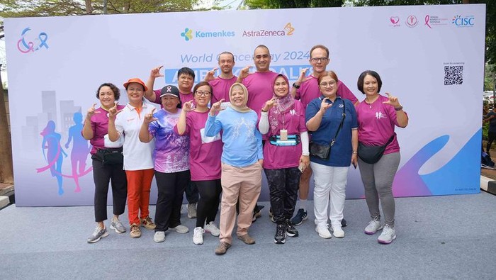 Saj Molaee, Ad-Interim Country President AstraZeneca Indonesia   dan Eva Susanti, Direktur Pencegahan dan Pengendalian Penyakit Tidak Menular Kementerian Kesehatan berfoto bersama usai mengikuti World Cancer Day 5K Amazing Run bersama AstraZeneca di Sudirman, Minggu (25/2/2024).