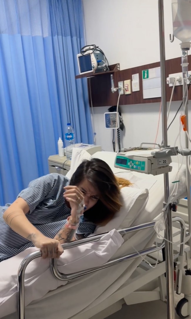 Sheila bahkan sempat beberapa kali memukul tiang samping kasurnya karena menahan rasa sakitnya kontraksi. Kesakitan saat proses kontraksi juga tergambar jelas di wajah Sheila. Foto: Instagram/@itssheilamj