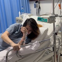 Sheila bahkan sempat beberapa kali memukul tiang samping kasurnya karena menahan rasa sakitnya kontraksi. Kesakitan saat proses kontraksi juga tergambar jelas di wajah Sheila. Foto: Instagram/@itssheilamj