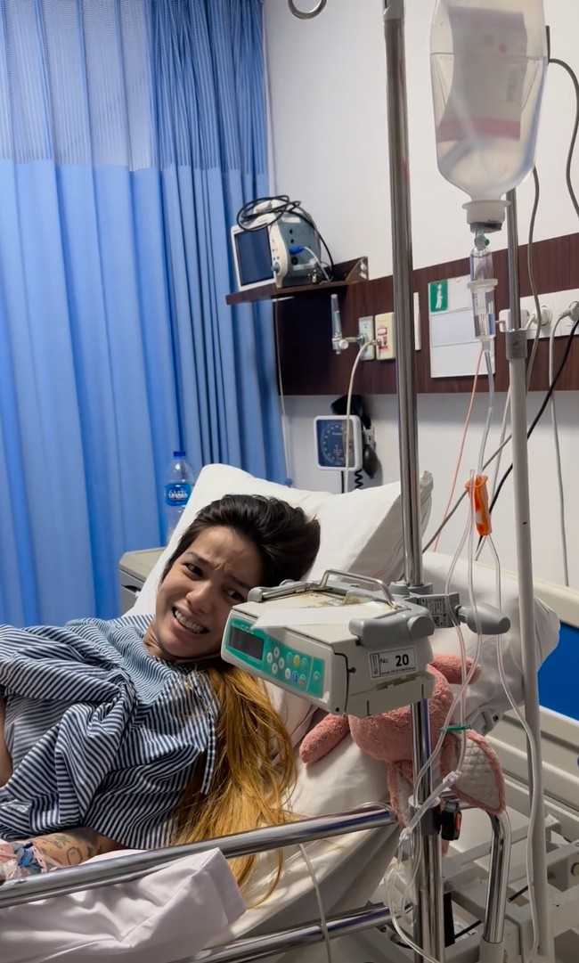 Terlihat Sheila yang meringis kesakitan. Dari keterangan unggahannya diketahui jika Sheila mendapat bantuan induksi karena beberapa kali kehilangan kontraksi. Induksi tersebut yang membuat rasa sakitnya jadi lebih dahsyat dari biasanya. Foto: Instagram/@itssheilamj