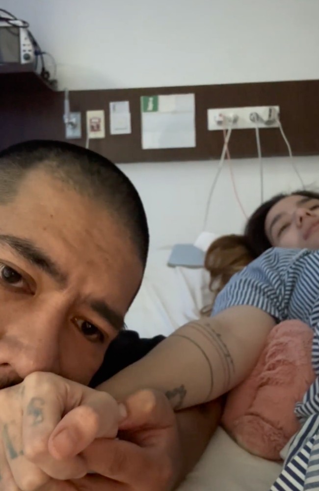 Sang suami, Dimas Akira tampak setia menemani istrinya tersebut. Sebagai suami siaga, ia sabar menunggu sang istri hingga melahirkan putra kelima mereka. Foto: Instagram/@itssheilamj