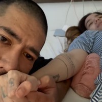 Sang suami, Dimas Akira tampak setia menemani istrinya tersebut. Sebagai suami siaga, ia sabar menunggu sang istri hingga melahirkan putra kelima mereka. Foto: Instagram/@itssheilamj