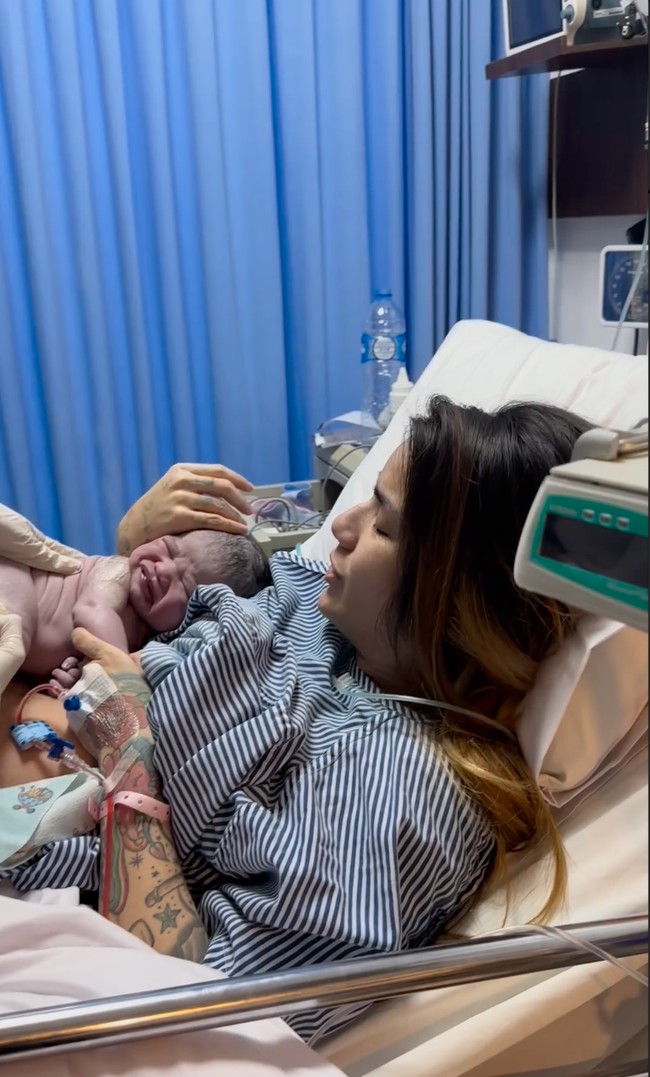 Setelah berjuang melawan rasa sakit, akhirnya sang putra pun terlahiir dengan BB 4,1 kg dan panjang 53 cm. “Kami banyak-banyak bersyukur dan bersukacita di beri Tuhan kesempatan untuk sanggup melalui perjuangan melahirkan anak ke 5 dan terakhir kami Jared di @siloambali pada tanggal 26 Februari 2024. Dengan BB 4,1kg dan Panjang 53cm Jared Joseph lahir dengan sehat melalui proses persalinan normal. Terimakasih yg tidak terhingga untuk dokter A.A. Bagus Indra Permadi, SpOG & suster @siloambali yang luar biasa sabar dan profesional membantu persalinan,” tulis Sheila. Foto: Instagram/@itssheilamj