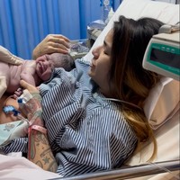 Setelah berjuang melawan rasa sakit, akhirnya sang putra pun terlahiir dengan BB 4,1 kg dan panjang 53 cm. “Kami banyak-banyak bersyukur dan bersukacita di beri Tuhan kesempatan untuk sanggup melalui perjuangan melahirkan anak ke 5 dan terakhir kami Jared di @siloambali pada tanggal 26 Februari 2024. Dengan BB 4,1kg dan Panjang 53cm Jared Joseph lahir dengan sehat melalui proses persalinan normal. Terimakasih yg tidak terhingga untuk dokter A.A. Bagus Indra Permadi, SpOG & suster @siloambali yang luar biasa sabar dan profesional membantu persalinan,” tulis Sheila. Foto: Instagram/@itssheilamj