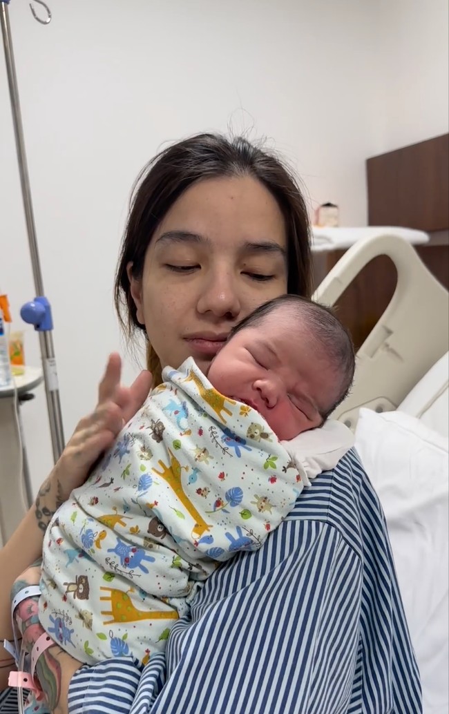 Setelah melahirkan Sheila pun terlihat cepat kembali pulih dan bisa menggendong sang bayi. Dengan kulit yang masih merah, baby Jared tampak begitu menggemaskan. Foto: Instagram/@itssheilamj