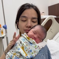 Setelah melahirkan Sheila pun terlihat cepat kembali pulih dan bisa menggendong sang bayi. Dengan kulit yang masih merah, baby Jared tampak begitu menggemaskan. Foto: Instagram/@itssheilamj