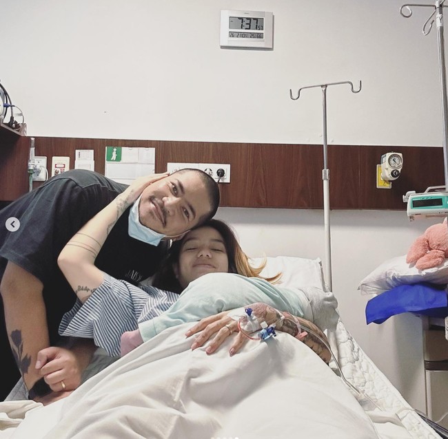 Ekspresi bahagia jelas terpancar di wajah Sheila Marcia dan sang suami menyambut kelahiran anak kelima mereka. Ucapan selamat pun langsung membanjiri kolom komentar di unggahan Sheila dan sang suami. Foto: Instagram/@itssheilamj