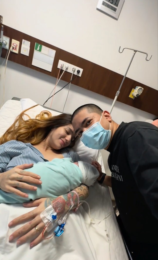 Sheila Marcia dan Dimas Akira baru saja menyambut kehadiran anak kelima mereka. Melalui akun Instagram pribadinya Sheila dan sang suami membagikan momen persalinan anak kelima mereka yang diberi nama Abraham Jared Joseph. Foto: Instagram/@itssheilamj