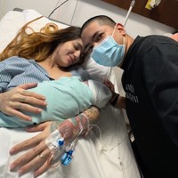 Sheila Marcia dan Dimas Akira baru saja menyambut kehadiran anak kelima mereka. Melalui akun Instagram pribadinya Sheila dan sang suami membagikan momen persalinan anak kelima mereka yang diberi nama Abraham Jared Joseph. Foto: Instagram/@itssheilamj