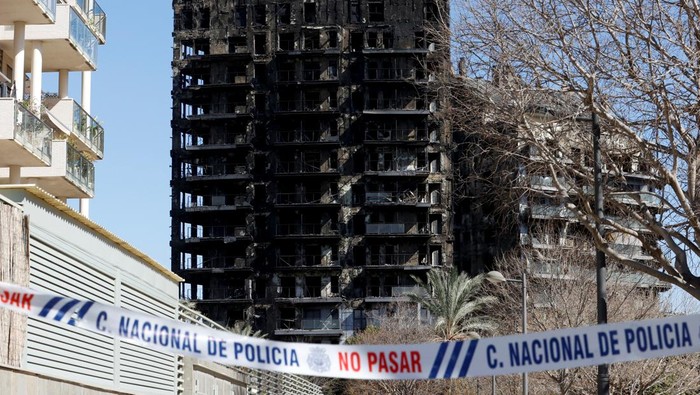 Sisa-sisa Bangunan Apartemen yang Terbakar Hebat di Valencia A general view of an apartment building where a fire occurred in Valencia, Spain, February 23, 2024. REUTERS/Eva Manez