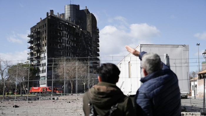 Sisa-sisa Bangunan Apartemen yang Terbakar Hebat di Valencia People look at an apartment building where a fire occurred, in Valencia, Spain, February 23, 2024. REUTERS/Antoine Demaison