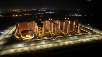 Saat ini, sebagian besar lanskap di sekitarnya hanyalah lahan terbuka dan lokasi pembangunan. Ke depannya, kawasan tersebut diproyeksikan akan menjadi kiblat industri berlian dunia. Foto: Surat Diamond Bourse