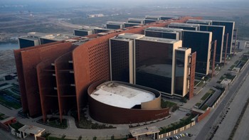 Pentagon, pusat kekuatan Departemen Pertahanan Amerika Serikat di Virginia, merupakan gedung perkantoran terbesar di dunia selama lebih dari delapan dekade. Gelar tersebut telah beralih ke gedung bernama Surat Diamond Bourse. Foto: Surat Diamond Bourse