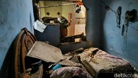 Tembok milik warga di bagian kamar juga terlihat ambrol.