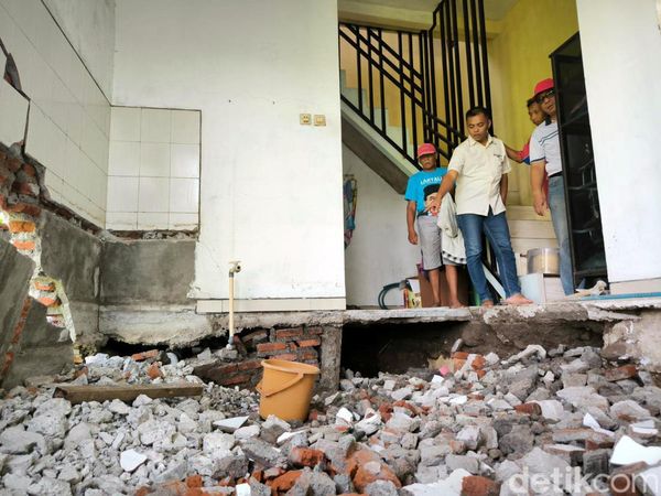 Tanah Ambles di Gresik Membuat Lima Rumah Rusak