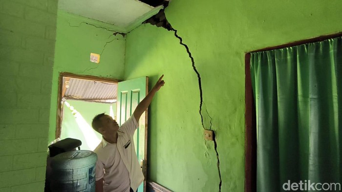 Tanah ambles di Perumahan Graha Mutiara Indah, Desa Mojosarirejo, Kecamatan Drirorejo, Gresik lima rumah rusak, Selasa (27/2/2024)