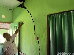 Rumah di Gresik Rusak gegara Tanah Ambles, Warga Desak Developer Ganti Rugi