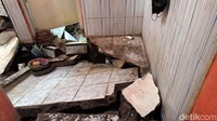 Dapur milik salah satu warga yang rusak karena ambles.