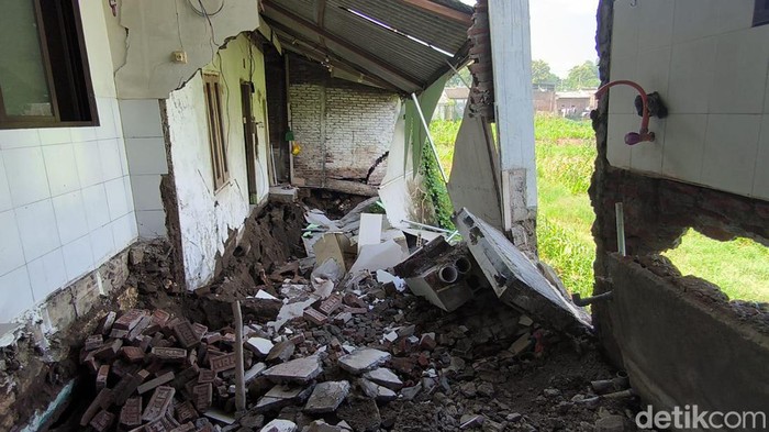 Tanah ambles di Perumahan Graha Mutiara Indah, Desa Mojosarirejo, Kecamatan Drirorejo, Gresik lima rumah rusak, Selasa (27/2/2024)