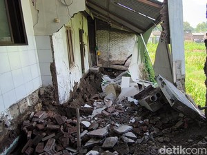 Detik-detik Mencekam Tanah Ambles di Gresik Berujung 5 Rumah Rusak Parah