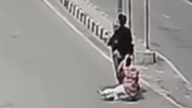 Tangkapan layar video viral wanita terseret begal motor di Bekasi.