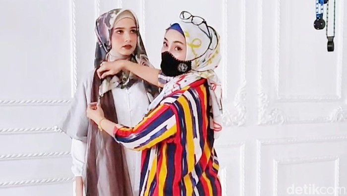 Tatiek Rifqiyati pebisnis busana muslim asal Cirebon Tatiek Rifqiyati pebisnis busana muslim asal Cirebon