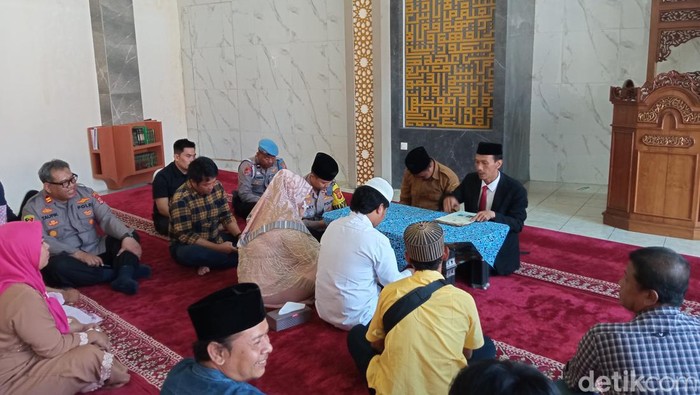 Tersangka kasus narkoba berinisial A melangsungkan pernikahan di Masjid Adz-Dzikra Polres Cirebon Kota