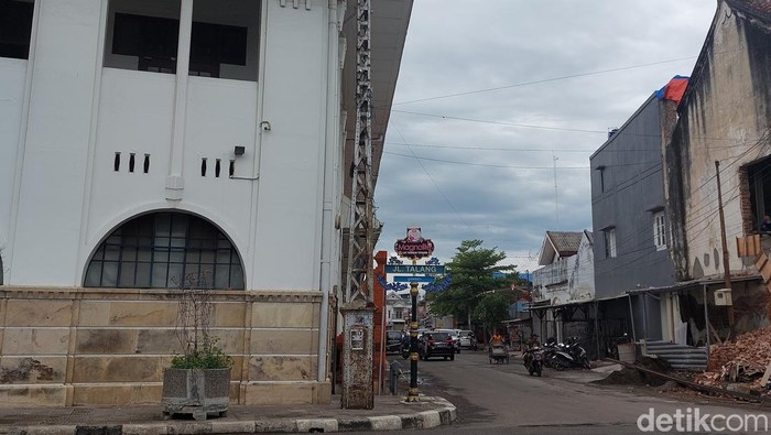 Tiang telepon zaman Belanda yang masih berdiri kokoh di Cirebon.
