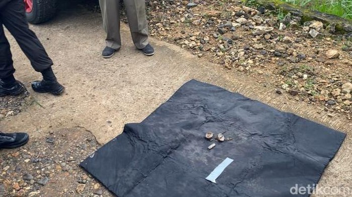Tim Detasemen Gegana Satbrimob Polda DIY mengamankan sebuah granat yang ditemukan di Padukuhan Gelaran 1, Kalurahan Bejiharjo, Kapanewon Karangmojo, Kabupaten Gunungkidul, Selasa (27/2/2024).