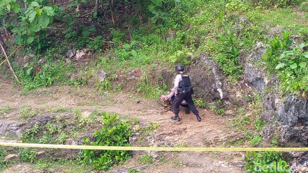 Tim Detasemen Gegana Satbrimob Polda DIY mengamankan sebuah granat yang ditemukan di Padukuhan Gelaran 1, Kalurahan Bejiharjo, Kapanewon Karangmojo, Kabupaten Gunungkidul, Selasa (27/2/2024).