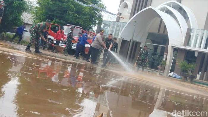 TNI Polri bersihkan sampah sisa banjir di Bandar Lampung