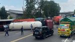 Truk Tangki Elpiji Terguling di Jalan Arteri Mojokerto-Sidoarjo