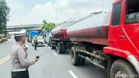 Akibat kejadian kecelakaan ini, kemacetan pun tidak terhindarkan. Petugas kepolisian langsung turun mengatur arus lalu lintas.