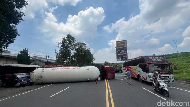 Truk tangki elpiji kecelakaan di jalur arteri Mojokerto-Sidoarjo