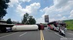 Truk Tangki Elpiji Terguling di Jalan Arteri Mojokerto-Sidoarjo