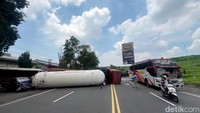 Kendaraan yang terhantam truk tangki elpiji antara lain sepeda motor Honda PCX, sepeda motor Honda Vario, truk kontainer Nissan muat kertas nopol N 8962 UR, serta pikap Isuzu Panther nopol N 8757 RH. Motor PCX kondisinya rusak cukup parah. Sedangkan pikap ringsek bagian depannya.